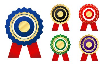 Mavi, kırmızı, siyah, yeşil ve mor olmak üzere çeşitli renklerde, her biri altın aksanlı, ödülleri ve başarıları simgeleyen beş adet canlı rosette kurdele..