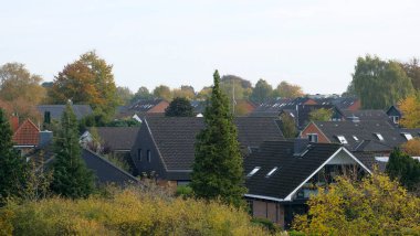 Rendsburg, Almanya - 10 22 2022: Almanya 'nın kuzeyindeki bir Alman köyündeki lüks özel kulübelerin çatıları