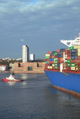 Hamburg, Almanya - 10 23 2022: Bir fotoğrafta dünya çapında nakliye. Hava. Deniz. Konteyner gemisi limana vardı. Uçak havaalanına inecek..