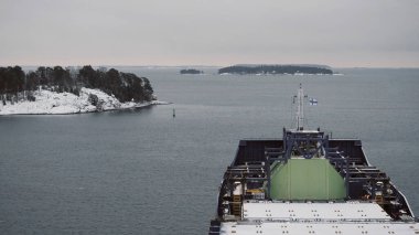 Baltık Denizi, Avrupa - 10 11 2022 - Finlandiya kıyısı boyunca muhteşem Fin fiyortlarıyla giden konteynır gemisi