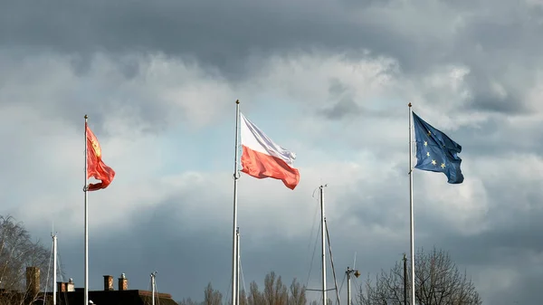 Polen Europa März 2023 Drei Fahnen Wehen Bei Windigem Wetter — Stockfoto