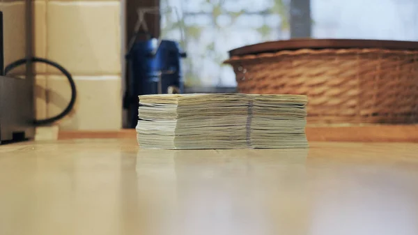 Ein Stapel Amerikanischer Banknoten Auf Dem Holztisch — Stockfoto