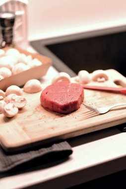 Tahtadaki çiğ et parçası. Çiğ biftek..