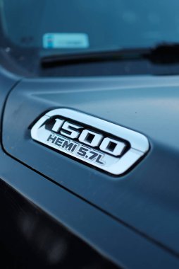 Yan tarafında kelime olan bir araba motorun hacmini gösterir..