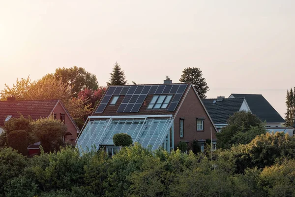 屋顶上有太阳能电池板的房子 自然产生的能源 太阳产生的能量 农村私人住宅的光伏系统 半导体技术 减少碳足迹 — 图库照片