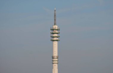 Yayın anteni. 5G anten. İletişim tesisleri. Uydu bağlantısı için ekipman. Uydu iletişimi.