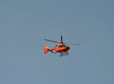 Kurtarma helikopteri hareket halinde. Denizdeki arama ve kurtarma operasyonları. Dağlarda arama ve kurtarma..