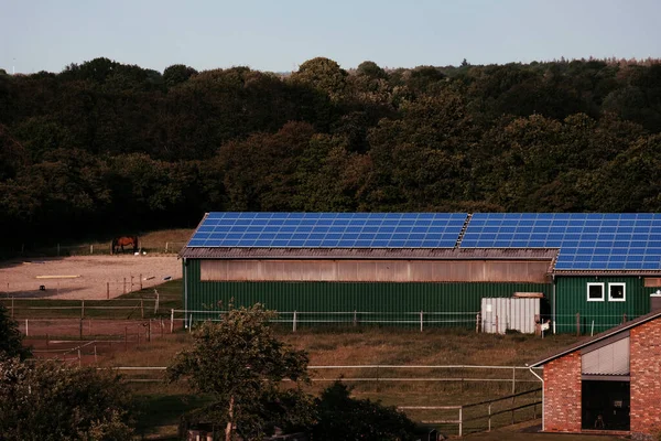 屋顶上有太阳能电池板的仓库自然产生的能源 太阳产生的能量 农村谷仓房屋上的光伏系统 半导体技术 无碳脚印 — 图库照片