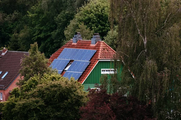 Haus Mit Solarzellen Auf Dem Dach Natürliche Energie Sonnenenergie Photovoltaikanlagen — Stockfoto