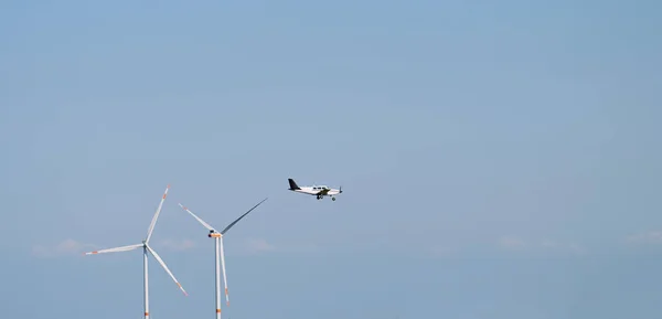 Landung Eines Privatjets Privatjet Fliegt Der Luft Mit Den Windgeneratoren — Stockfoto