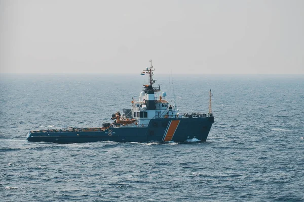 Kustbevakningsfartyg Till Sjöss Fartyg Som Tar Prover Bränsleutsläpp Skyddsfartyg Från — Stockfoto