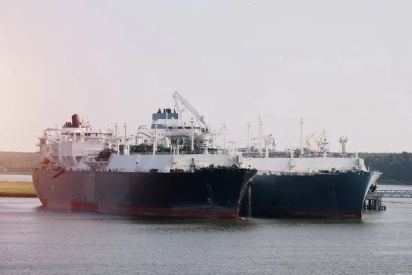 Gemiler Arası Operasyonlar Sırasında Limanda Yüzen Depolama Yeniden Gazlandırma Ünitesi — Stok fotoğraf