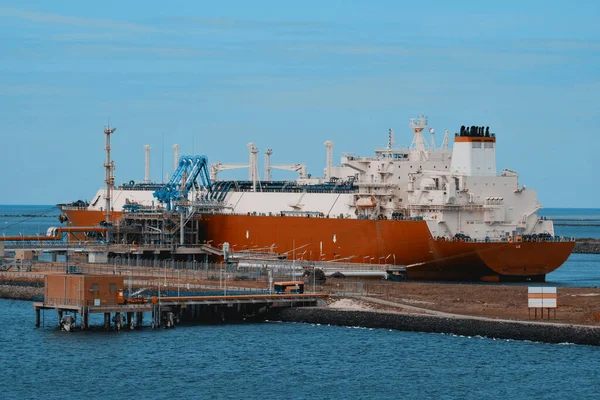 Modern Lng Tankerinin Sert Görüntüsü Avrupa Limanındaki Kargo Operasyonları Sırasında — Stok fotoğraf