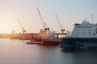 Kuru yanaşma dönemi boyunca birkaç gemi ve gerekli onarım. Gemilerin gövde incelemesi. Tersanede gemiler var. Gemi inşası.