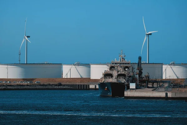 Modern LNG tankerinin ön görüntüsü. Avrupa limanındaki kargo operasyonları sırasında LNG gemisi. Doğal gaz taşıyıcısı. LNG terminalindeki sıvılaştırılmış gaz tedarik operasyonu sırasında LNG sığınak gemisi 