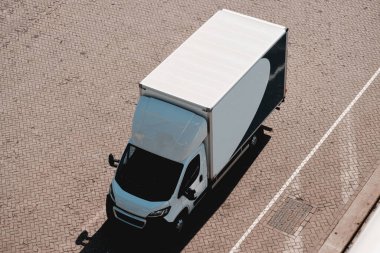 İçinde mallar olan avro paletleri taşımak için tasarlanmış kargo aracının üst tarafı. Ticari taşımacılık ve yatırımdan olumlu bir kazanç. Nakliye şirketi aracı.