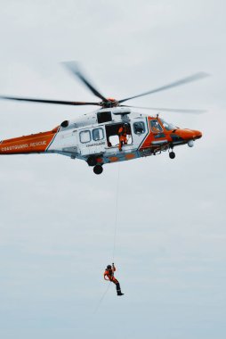 Kuzey Denizi, Avrupa - 08 08 2023: Denizdeki deniz güvenliği. Sahil güvenlik helikopteri olay yerinde. Zor durumdaki insanlar ve gemiler için yardım. Denizde tıbbi tahliyelerin koordinasyonu. Denizde güvenlik.