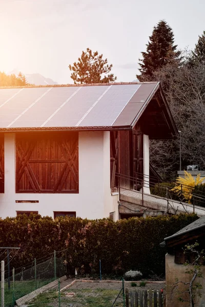 屋顶上有太阳能电池板的房子 自然产生的能源 太阳产生的能量 农村私人住宅的光伏系统 半导体技术 减少碳足迹 — 图库照片