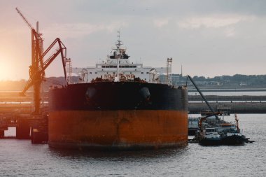 Limandaki yükleme ve depolama işlemleri sırasında çok büyük ham petrol taşıyıcısı. Ham petrol tankeri. Uluslararası Ticaret Gemiciliği.