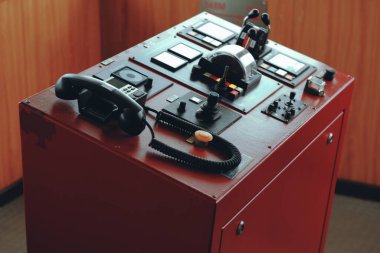 Kargo gemilerindeki Wheelhouse kanat kontrolü. Gemi manevra ve seyrüsefer için kontrol paneli.