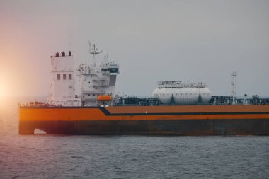 LNG motorlu tanker safra durumunda emir bekliyor. Çift yakıt motoru. Petrol tankerinin limana girmesi yasaklandı.