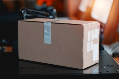 Karton kutunun maketi. Karton kutu izole edilmiş yakın çekim. Güvenli ve verimli bir posta kutusu. Malzeme ve malzeme ambalajı. Paket nakliyat ve lojistik. Geri dönüştürülmüş kağıt.