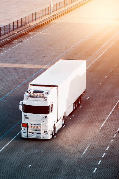 Современные полуприцепы на шоссе. Коммерческий транспорт для доставки грузов и почты.