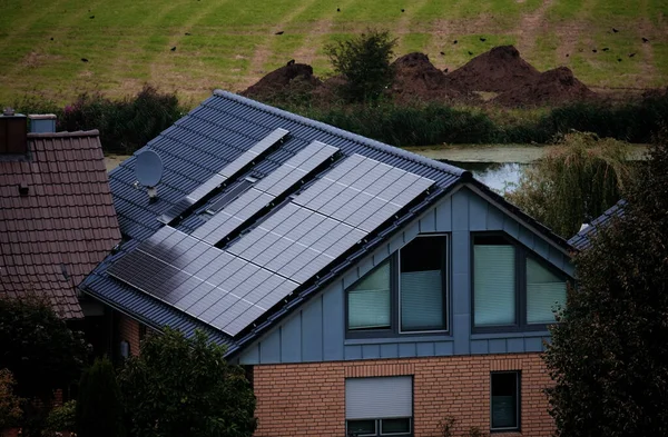 德国基尔 2023 屋顶上有太阳能电池板的房子 自然产生的能源 太阳产生的能量 农村谷仓房屋上的光伏系统 可再生能源的概念 — 图库照片