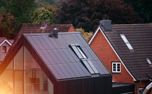 Kiel Deutschland 2023 Haus Mit Sonnenkollektoren Auf Dem Dach Natürliche — Stockfoto