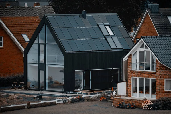 德国基尔 2023 屋顶上有太阳能电池板的房子 自然产生的能源 太阳产生的能量 农村谷仓房屋上的光伏系统 可再生能源的概念 — 图库照片