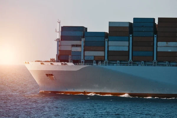 Kapal Kargo Sedang Berlayar Pengiriman Kontainer Lewat Laut Pengiriman Rantai — Stok Foto