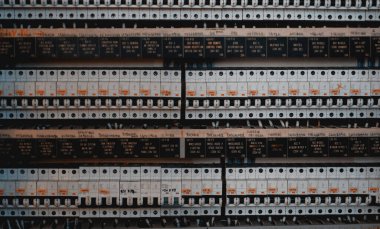 Elektrik santrali mi? Bir dizi elektrik sigortası. Devre kesiciler kapanıyor. Elektrik konteynırları. Yedek röleler.