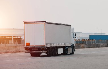 Kamyon izole edildi. Araç izole edildi. Ticari ulaşım. Kargo yüklenirken yarı karavan. Otoyoldaki modern yarı karavan kamyonları. Nakliye ve postacılık için ticari araç.