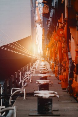 Limanda gün batımı. Konteynır terminali. Kargo gemisi limana demir attı..