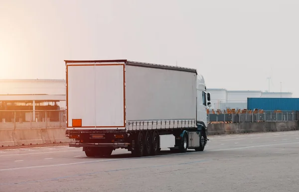 Camião Isolado Veículo Isolado Transporte Comercial Semirreboque Durante Carregamento Carga — Fotografia de Stock