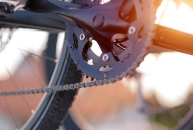 Bisiklet zincirinin kötü bakımı. Bakım eksikliğinden dolayı takılmış zincir. Yağlanmış zincir..