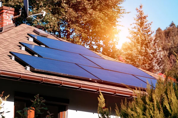 屋顶上挂着太阳能电池板 把房子关上 自然产生的能源 太阳产生的能量 农村谷仓房屋上的光伏系统 可再生能源的概念 — 图库照片