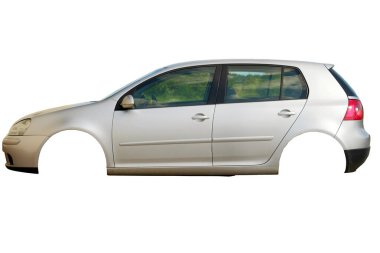 Beyaz arka planda boş lastik kavisli hatchback 'in izole edilmiş yan görüntüsü. Araba tasarımı temelleri. 5 kapılı aracın şekli..