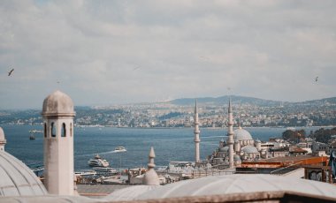 İstanbul, Türkiye - 09 25 2023: Nehir üzerinde birçok zevk zanaatı bulunan İslam Arap Çokuluslu kenti üzerine panoramik görüş.