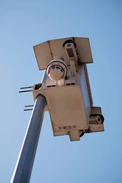 Kamera Drogowa Bliska Widok Dolnego Kąta Monitorowane Drogi Miejskie — Zdjęcie stockowe