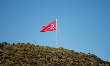 İstanbul, Türkiye - 09 25 2023: Türkiye Bayrağı. Boğaz Bayrağında Dalgalanıyorken Türk Bayrağı