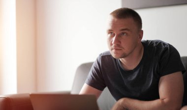 Başarısız Girişimci 'ye özgüvenli bir bakış Sarı saçlı ve Okyanus Gözlü Genç Girişimci 