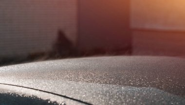 Dondurucu Sabahta Araç Buharlaştırma Süreci. Arabanın çatısında nem var.