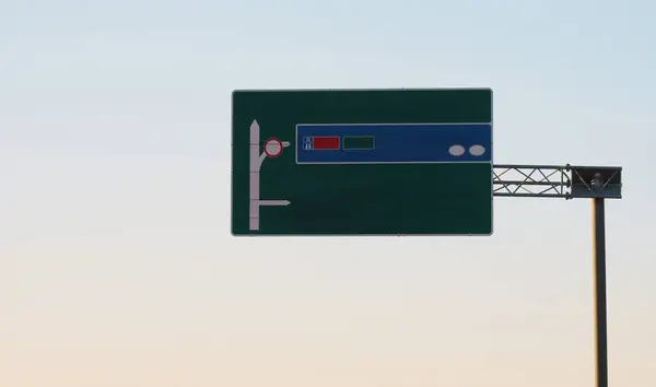 Makieta Ciemnozielonego Znaku Drogowego Strzałkami Kierunku System Nawigacji Drogowej Logika — Zdjęcie stockowe
