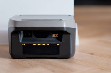 Yeniden şarj edilebilir güç istasyonunun arka görüntüsü. Elektrikler kesildiğinde kullanmak üzere mobil güç kaynağı istasyonu. Kesintisiz Güç Kaynağı. Siyah Kesikler Sırasındaki Ev için Yedek Seçenek