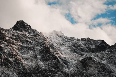 Sonbaharın altın saatinde Rocky Dağı zirveleri