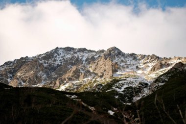 Sonbaharın altın saatinde Rocky Dağı zirveleri