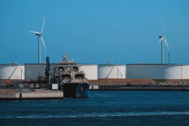 Sığınak için modern LNG tankeri. Ticaret limanındaki kargo operasyonları sırasında LNG gemisi. Doğal Gaz Taşımacılığı. LNG Terminali 'nde kıyı yakıt ikmali sırasında sığınak gemisi.