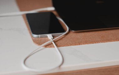C Tipi USB-C Bağlantı Tipi Standart Telefon. Yükleme için Tek Tersine çevrilebilir Bağlayıcı.