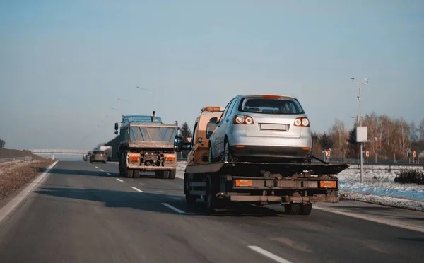 Uszkodzony Samochód Hatchback Załadowany Awaryjny Holownik Napraw Pomoc Drogowa Autostradzie — Zdjęcie stockowe